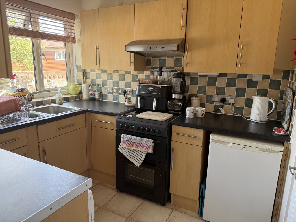 Lot: 206 - GROUND FLOOR FLAT WITH LONG LEASE - Ground floor kitchen with cupboards and counter space